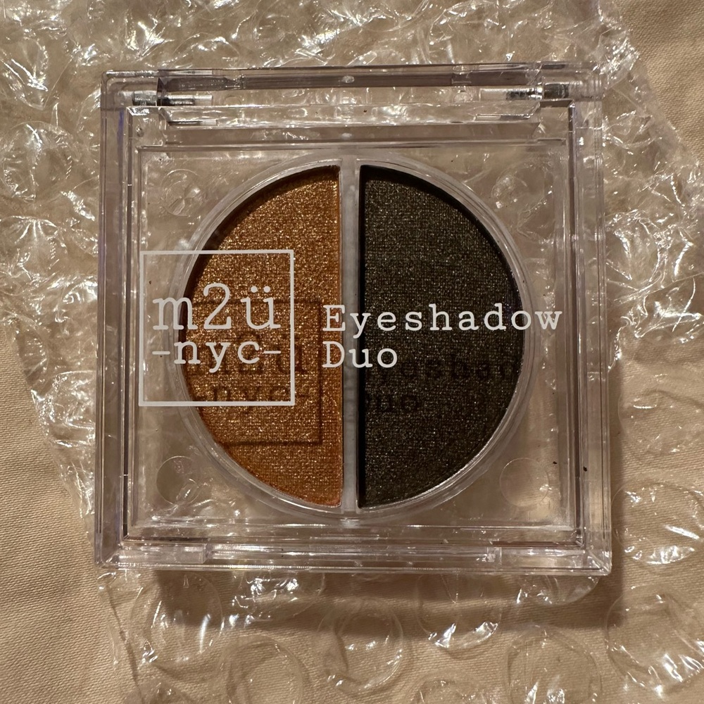 🚨2/$15 NYC m2ü -nyc- Eyeshadow Duo - Greenpoint (Gold | Musty Green) (E12606)